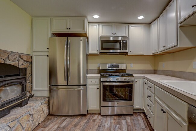 Building Photo - Fully Remodeled 2 Bedroom Westside ADU on NW Portland Ave - River West Neighborhood