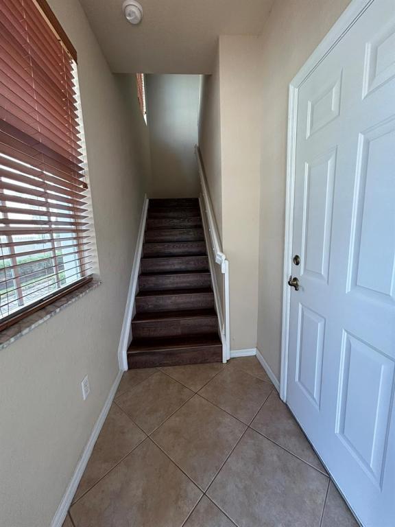 Building Photo - 9065 Plymouth Pl