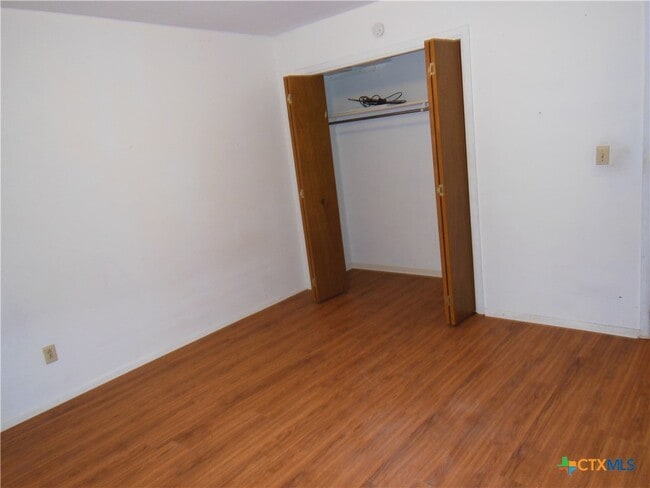 Building Photo - 505 Buttercup Ln