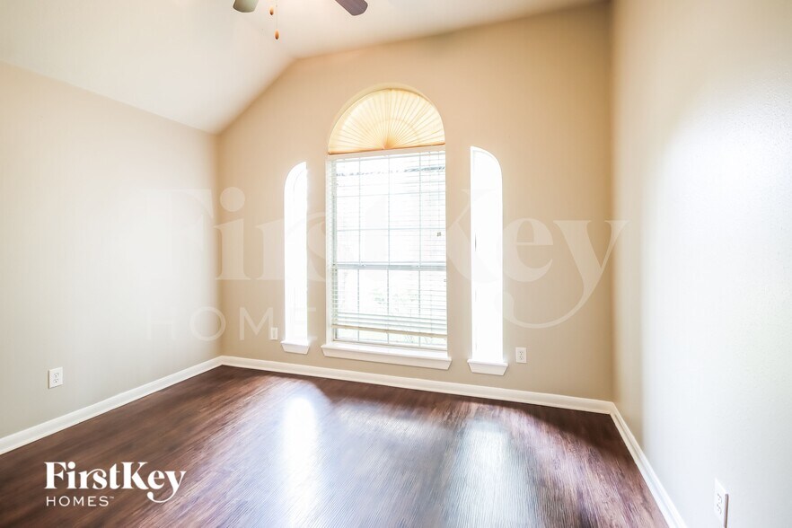 Building Photo - 26967 Crown Haven Ct