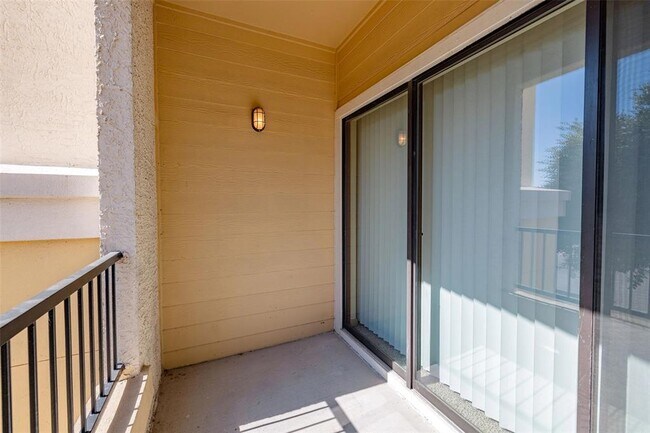 Building Photo - 12800 Center Lake Dr