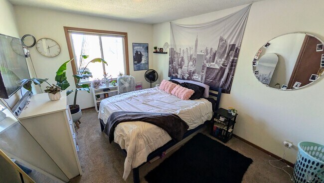 Building Photo - Spacious 3-Bedroom -- Available July 1st!