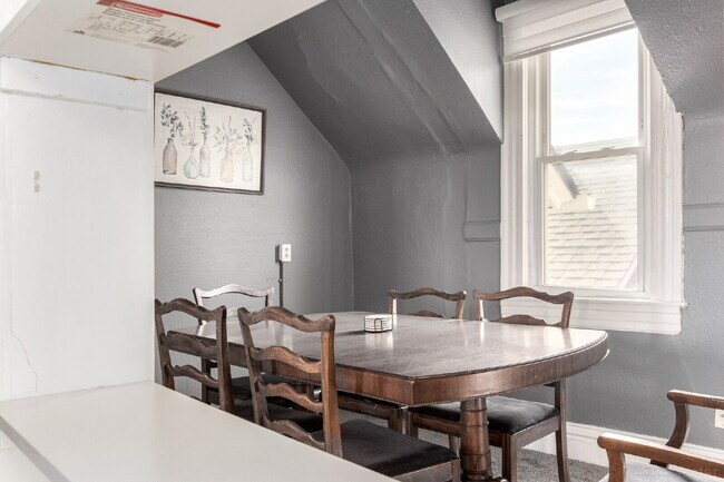 Building Photo - Lovely Victorian duplex for rent 2 bed / 1 bath