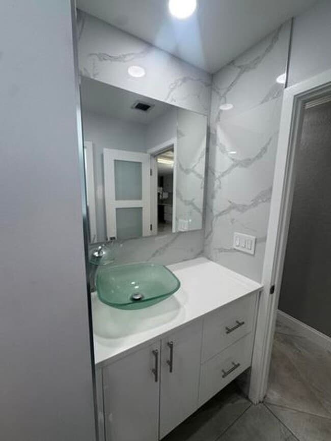 Building Photo - 2591 Rosehaven Rd