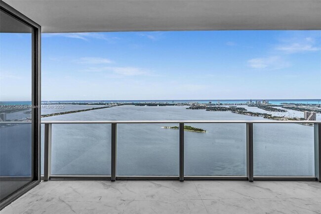 Building Photo - 700 NE 24th St