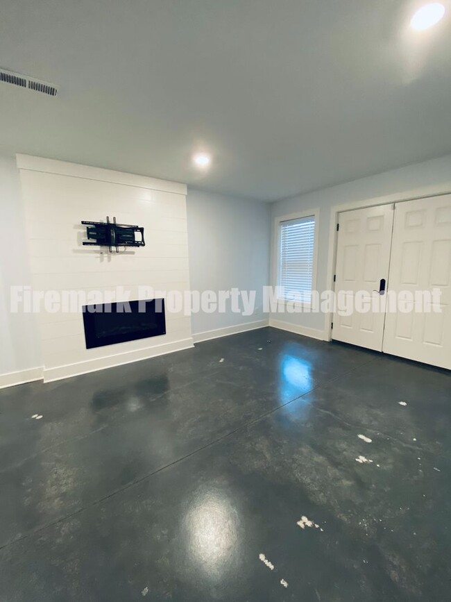 Building Photo - ** Move In Special ** Spacious Newer Built...