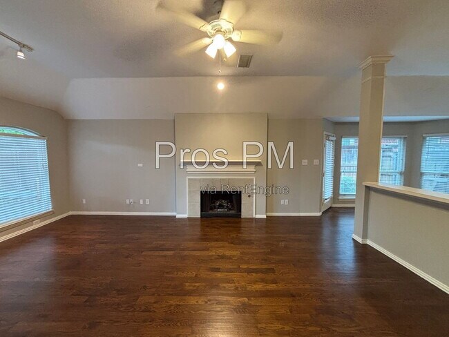 Building Photo - 2921 Meadow Glen Dr