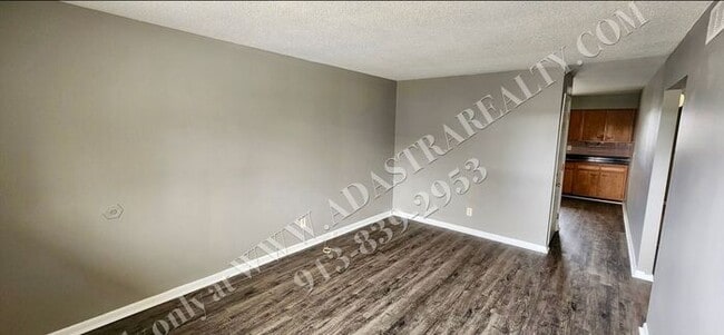 Building Photo - MOVE IN SPECIAL!! Cozy 2 Bed 1 Bath Duplex in KCK-Available NOW!! MOVE IN SPECIAL $400 OFF 2nd Mo...