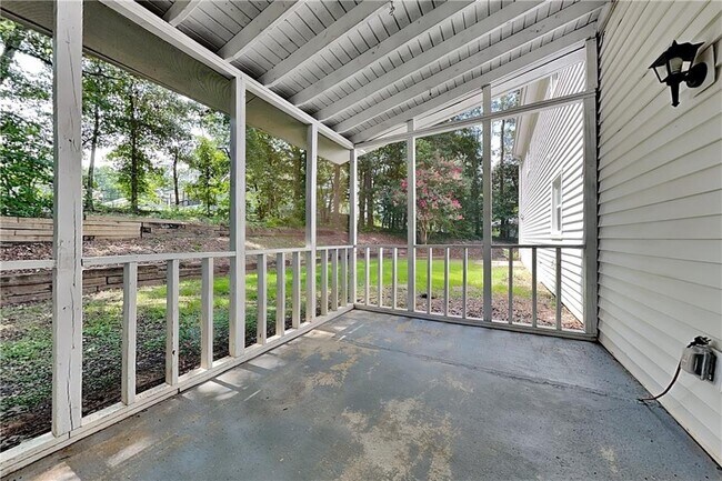 Building Photo - 2245 Huntington Dr