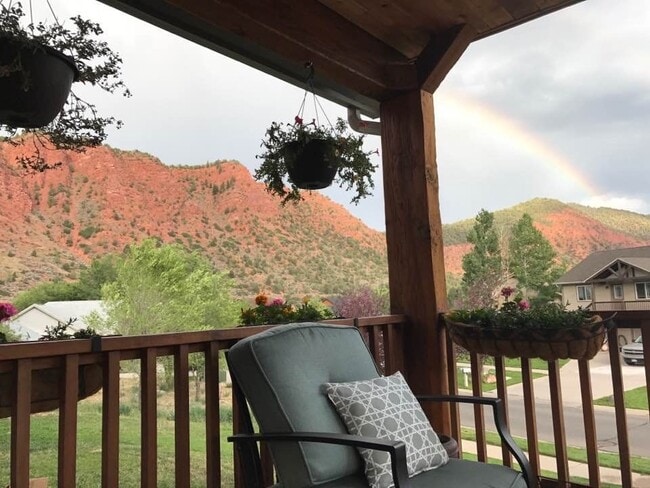 Building Photo - Spacious 4-Bed + Loft, 2.5-Bath Home with Stunning Mountain Views