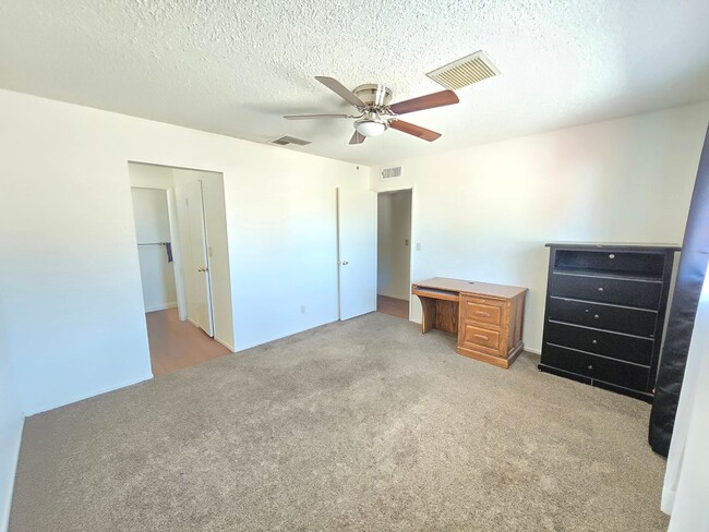Building Photo - 440 Cheyenne Cir