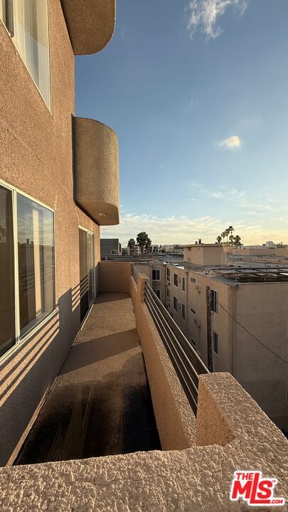 Building Photo - 701 S Kingsley Dr