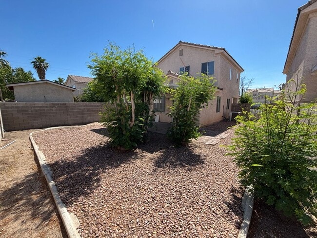 Building Photo - Beautiful 3Bed/2Bath/2Car residence located in Sunrise Manor / Winterwood area