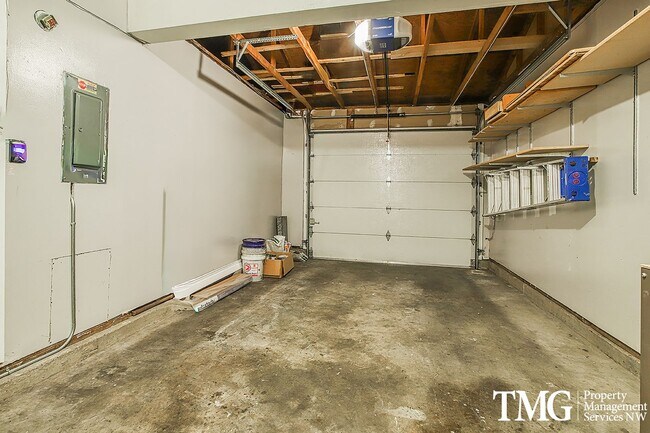 Building Photo - Inviting Townhome with Garage and Communit...