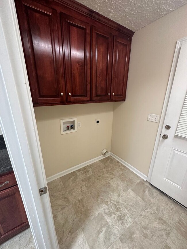 Building Photo - 3 Bedroom, 2 Bath Home Located in Manchester