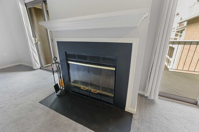 Building Photo - Charming Top Floor Condo with Pool View!!