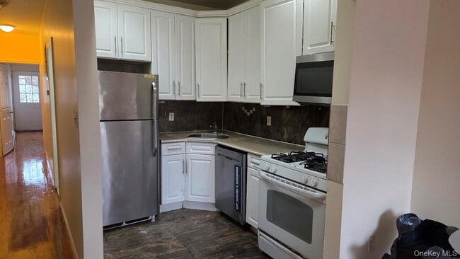 Building Photo - 175-11 90th Ave