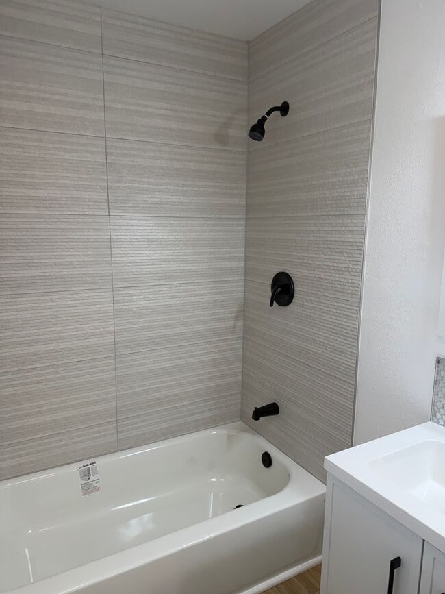 Building Photo - Luxury 2 bedroom 1 bath duplex in a great neighborhood!