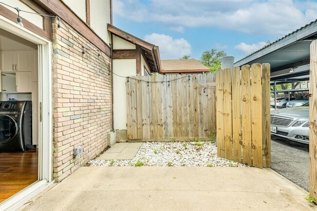 Building Photo - 7409 Shadow Hill Dr