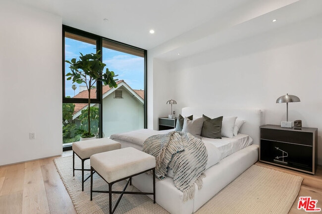 Building Photo - 610 S Van Ness Ave