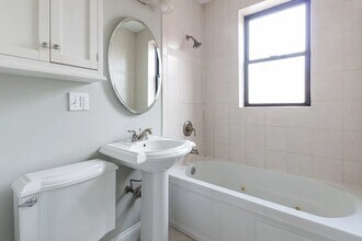 Building Photo - 740 W Addison St