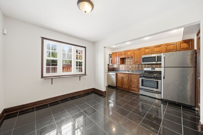 Building Photo - 2 Bedroom, 2 Bath Townhome located directly across from Franklin Park Conservatory