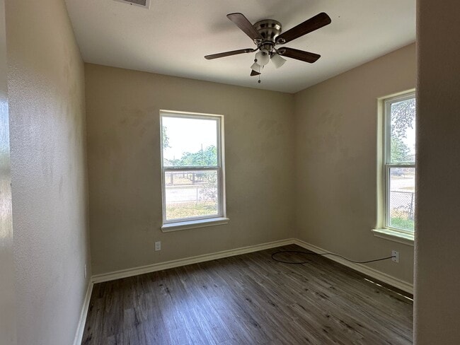 Building Photo - Ready for move in