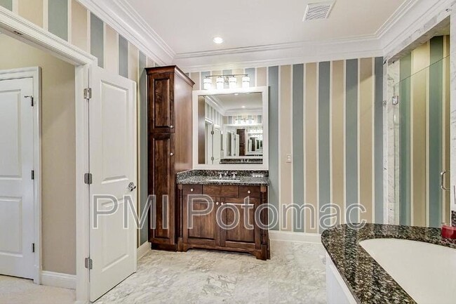 Building Photo - 10821 Symphony Park Dr