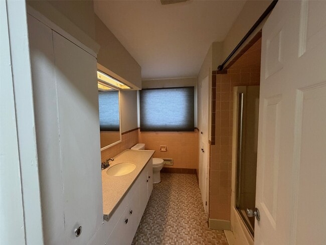 Building Photo - 17 Dover Dr