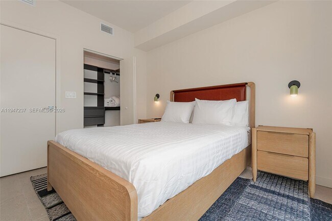 Building Photo - 11 NE 6th St