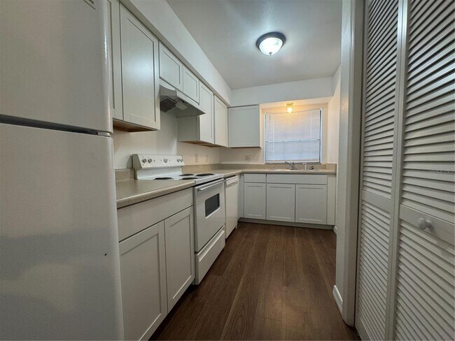 Building Photo - 221 S Cypress Way