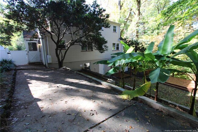 Building Photo - 1427 Seminole Trail