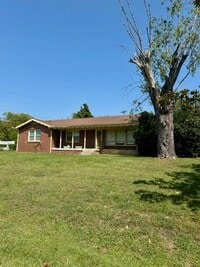 Building Photo - 2BR/1BA WITH STUDY! Detached garage with w...