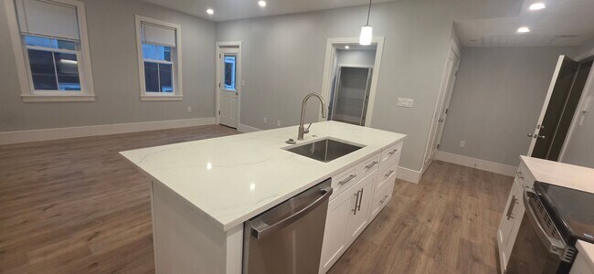 Building Photo - 124 Kenrick St