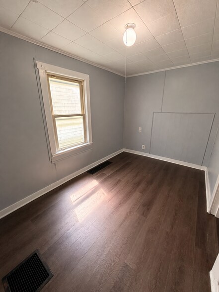 Building Photo - 460 5th Ave