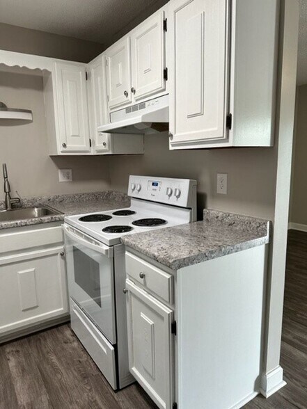 Building Photo - 216 Colonial Heights Rd