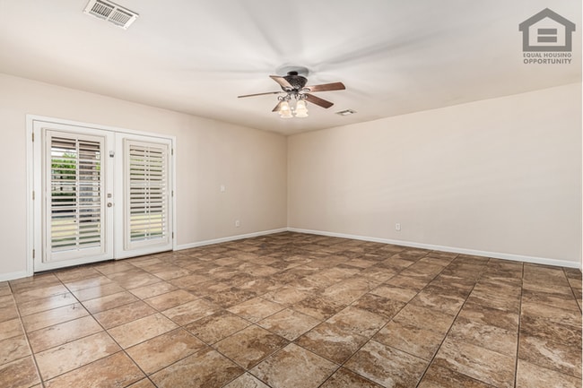 Building Photo - 3Bed/3Bath House at Thomas/7th Ave! Ready for Immediate Move-In! -- NO HOA! FULLY REMODELED!