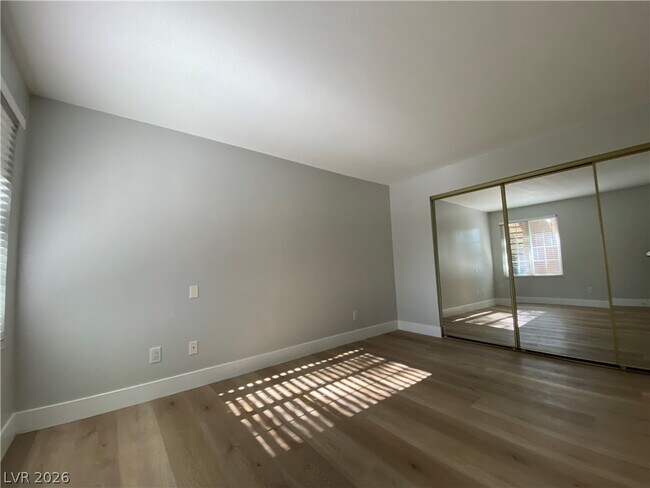 Building Photo - 3145 E Flamingo Rd