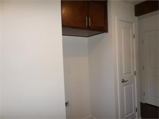 Building Photo - Stunning town home in the Ridgeview Place ...