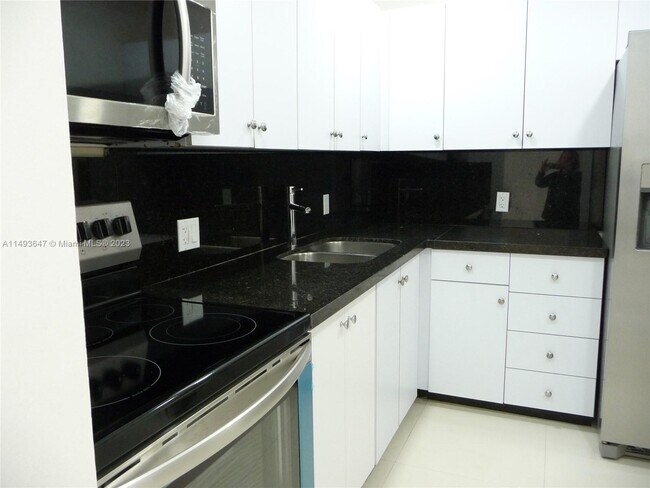 Building Photo - 3625 N Country Club Dr