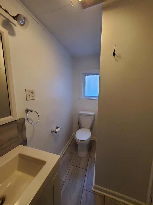 Bathroom - 834 N Greenview Ave