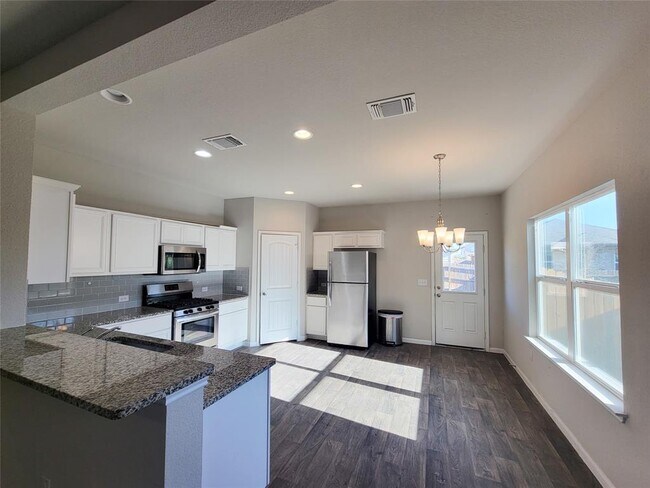 Building Photo - 13925 Heywood Dr
