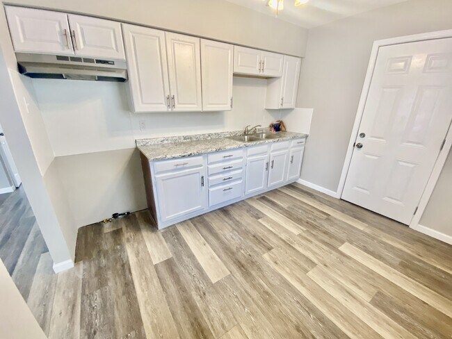 Building Photo - 1128 Maple Ave