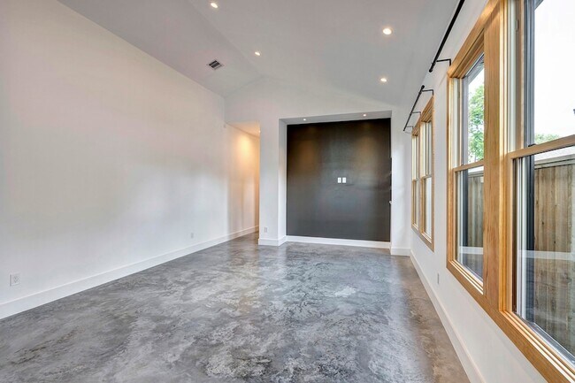 Building Photo - 907 Kern St