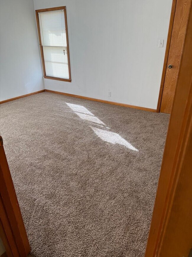 Building Photo - 3 Bedroom 3 Bath on an 1 Acre Landlord doe...