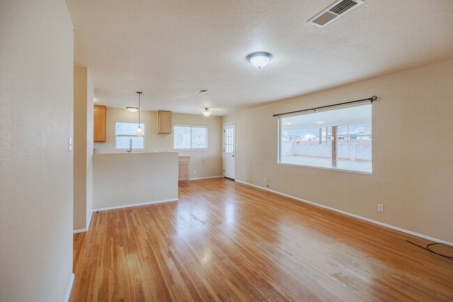 Building Photo - Bright & Inviting 3 Bed 1 Bath Home - Featuring Large Backyard!