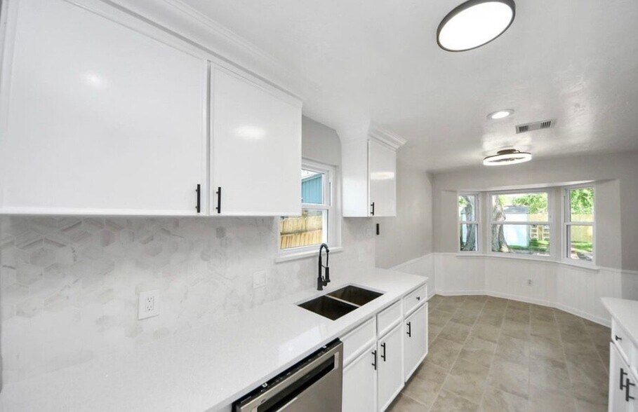 Building Photo - 10602 Raydell Dr