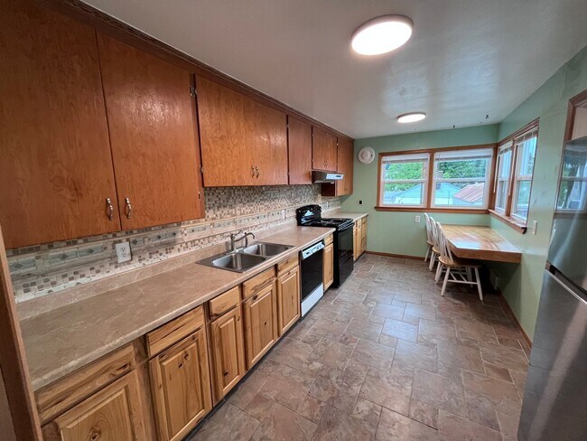 Building Photo - Charming Bremerton Home with Fenced Yard