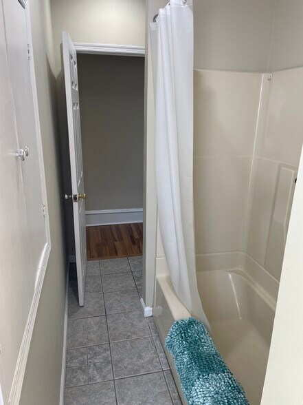 Building Photo - 600 Roxborough Ave