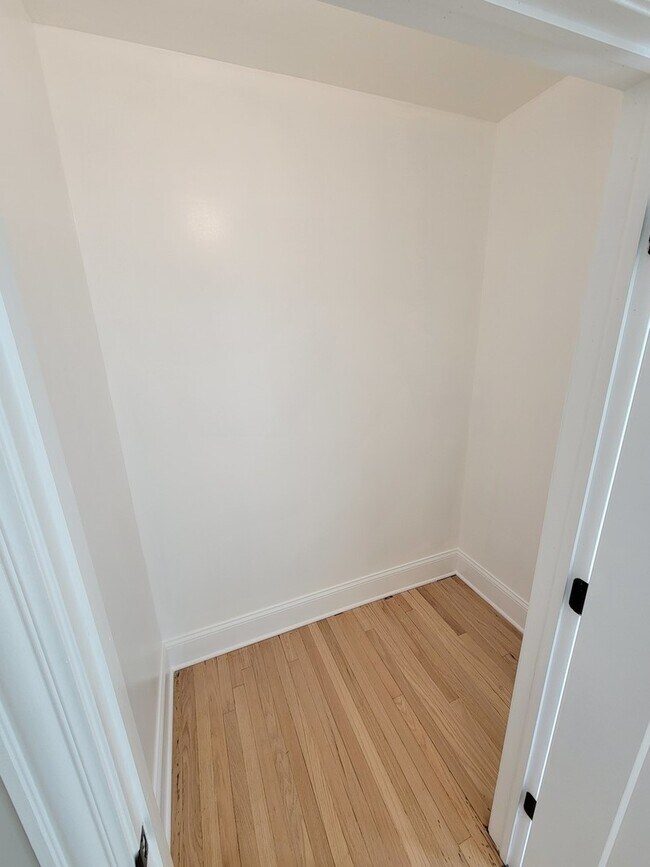 Building Photo - 6418 N Richmond St